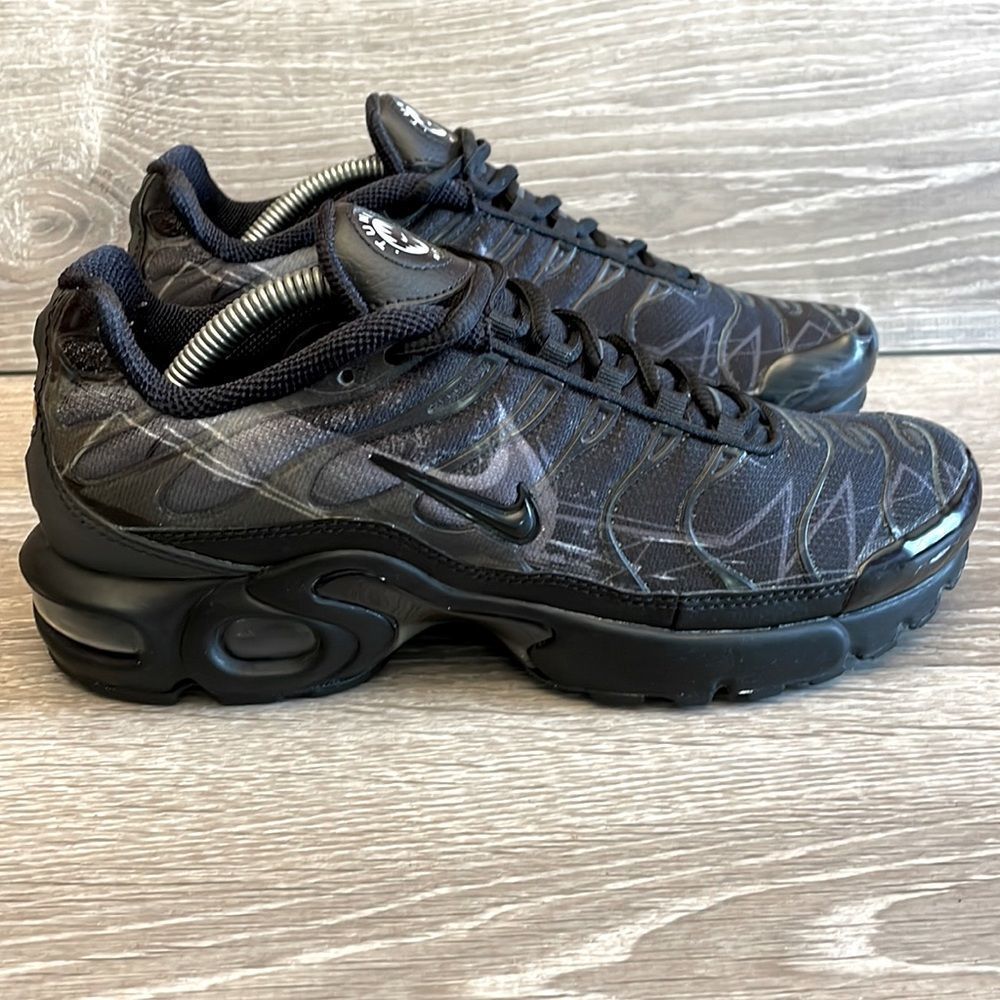Nike Air Max Plus Tuned Air Women’s Size 8 Black Gray Script Sneaker